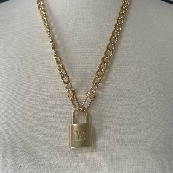 #316 LV Lock & Key with Unbranded Chain - Picture 4 of 6